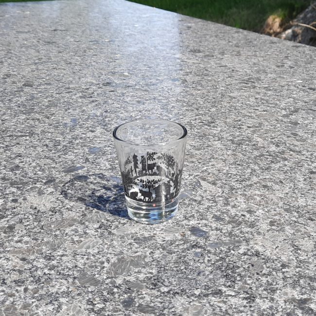 Schnapsglas Scherenschnitt